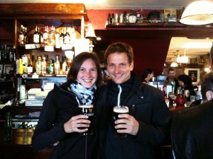 Cheers. Das Guiness nach der Runde bei Musik im Pub.