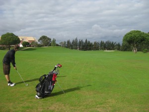 Neben diesem breiten Fairway gibt es auch viele Enge und Gräben zu überwinden