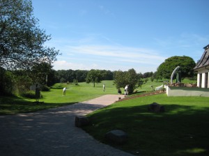 Golf Course Bonn: Clubhaus-Terrasse mit Sonnenplätzen