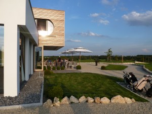 Mondänes und einladendes Clubhaus mit Terrasse zum Sonnen